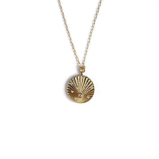 Collar en plata con baño de oro y dije de disco con textura y diamantes de laboratorio 0.14ctw