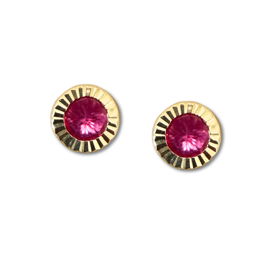 Aretes con circonita redonda fucsia biselada de rayitas en oro amarillo 14k con tope rosca