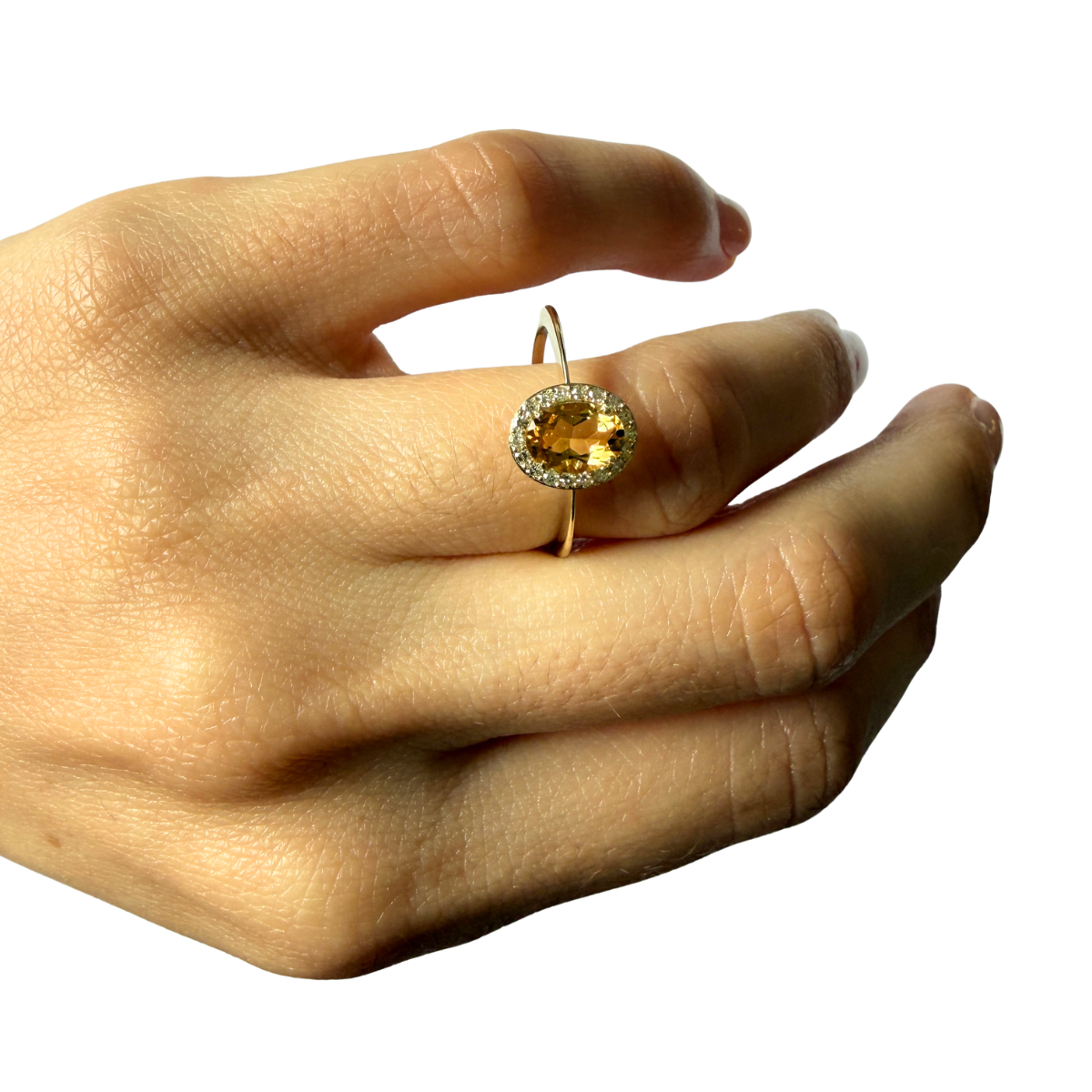 Anillo en oro amarillo 10k con citrino ovalado y halo de diamantes 0.12ctw