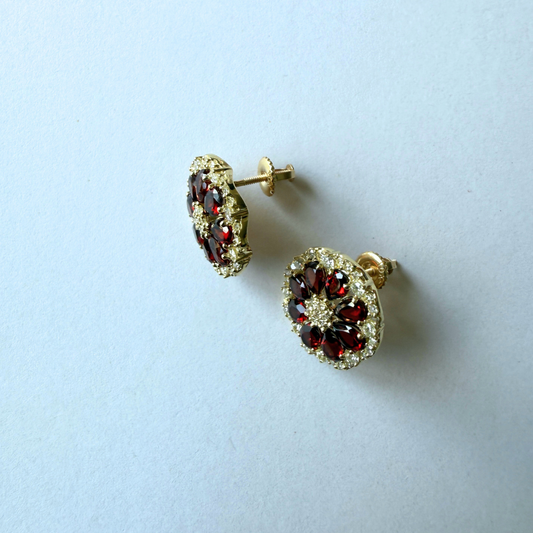 Aretes flor de granate y diamantes 0.75ctw  en oro amarillo 10k