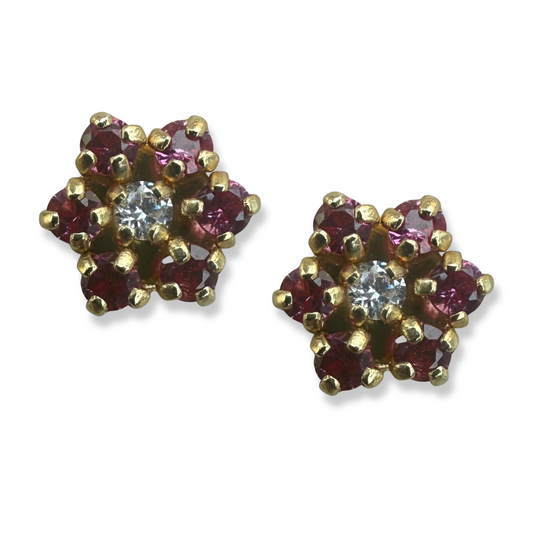 Aretes en oro amarillo 14k con flor de circonitas fucsia de 6 petalos