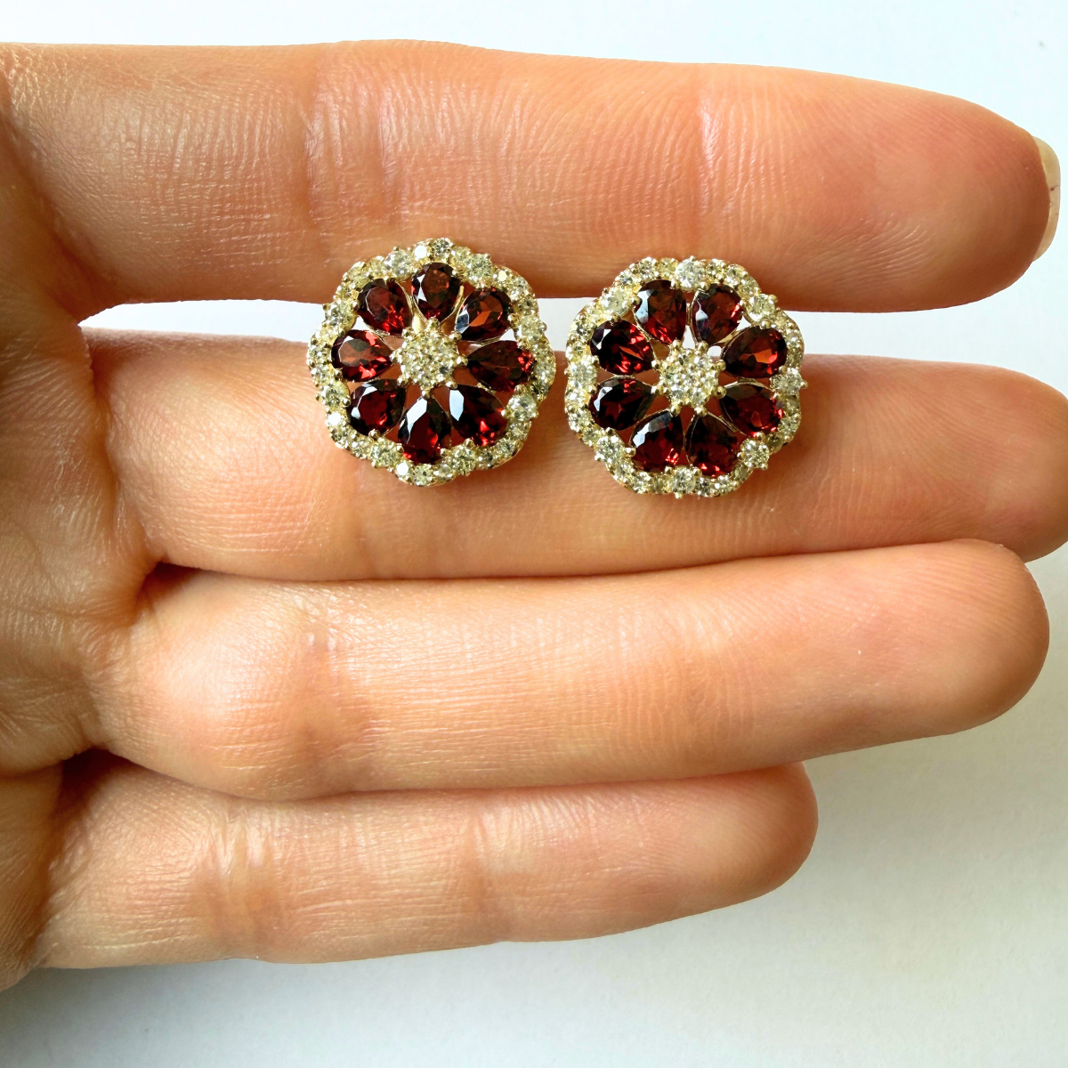 Aretes flor de granate y diamantes 0.75ctw  en oro amarillo 10k