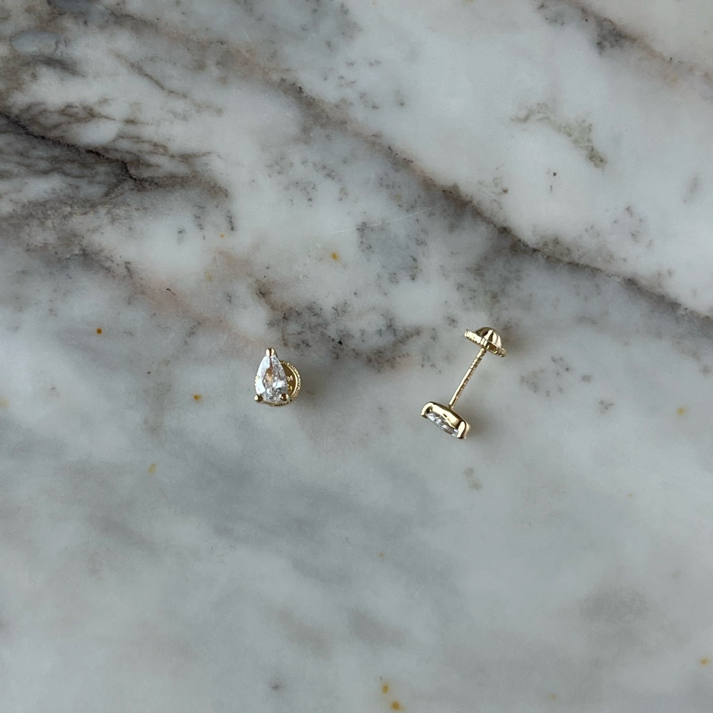 Aretes en oro amarillo 14K en forma de gota con circonita blanca con tope rosca