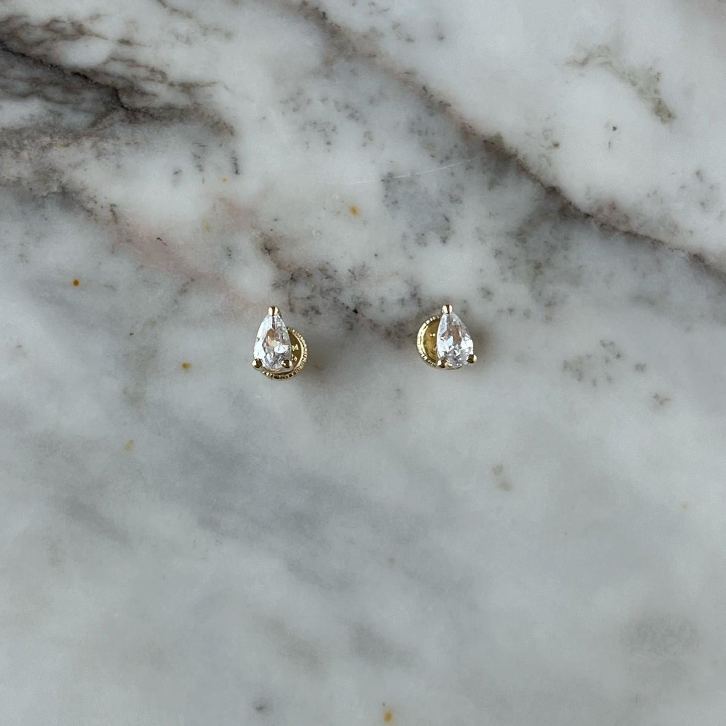 Aretes en oro amarillo 14K en forma de gota con circonita blanca con tope rosca