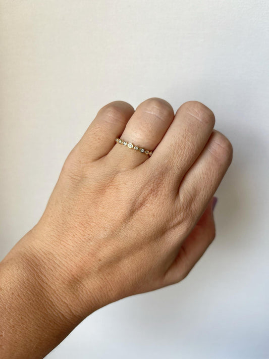 Anillo medio cintillo de rombo y círculo con diamantes 0.10ctw en oro amarillo 10k
