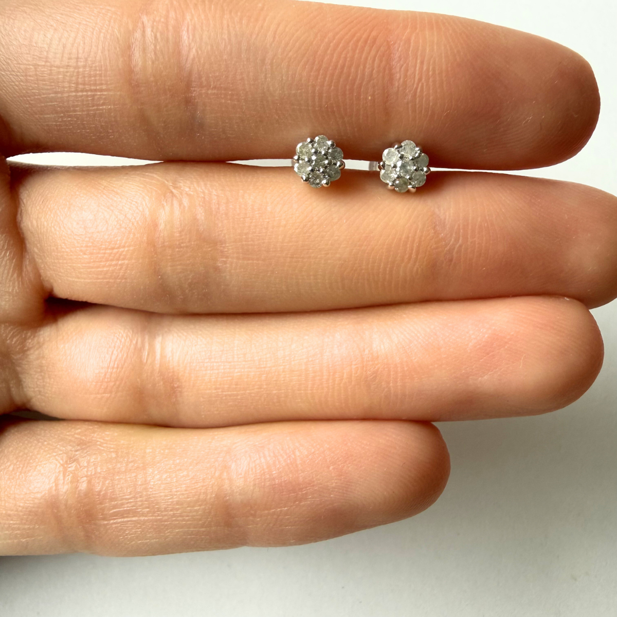 Aretes tipo cluster en oro blanco de 10K con diamantes 0.25ctw