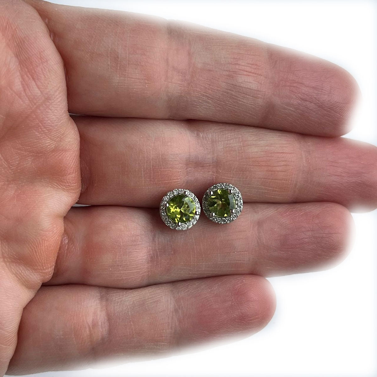 Aretes de plata con peridoto y halo de diamantes 0.10ctw