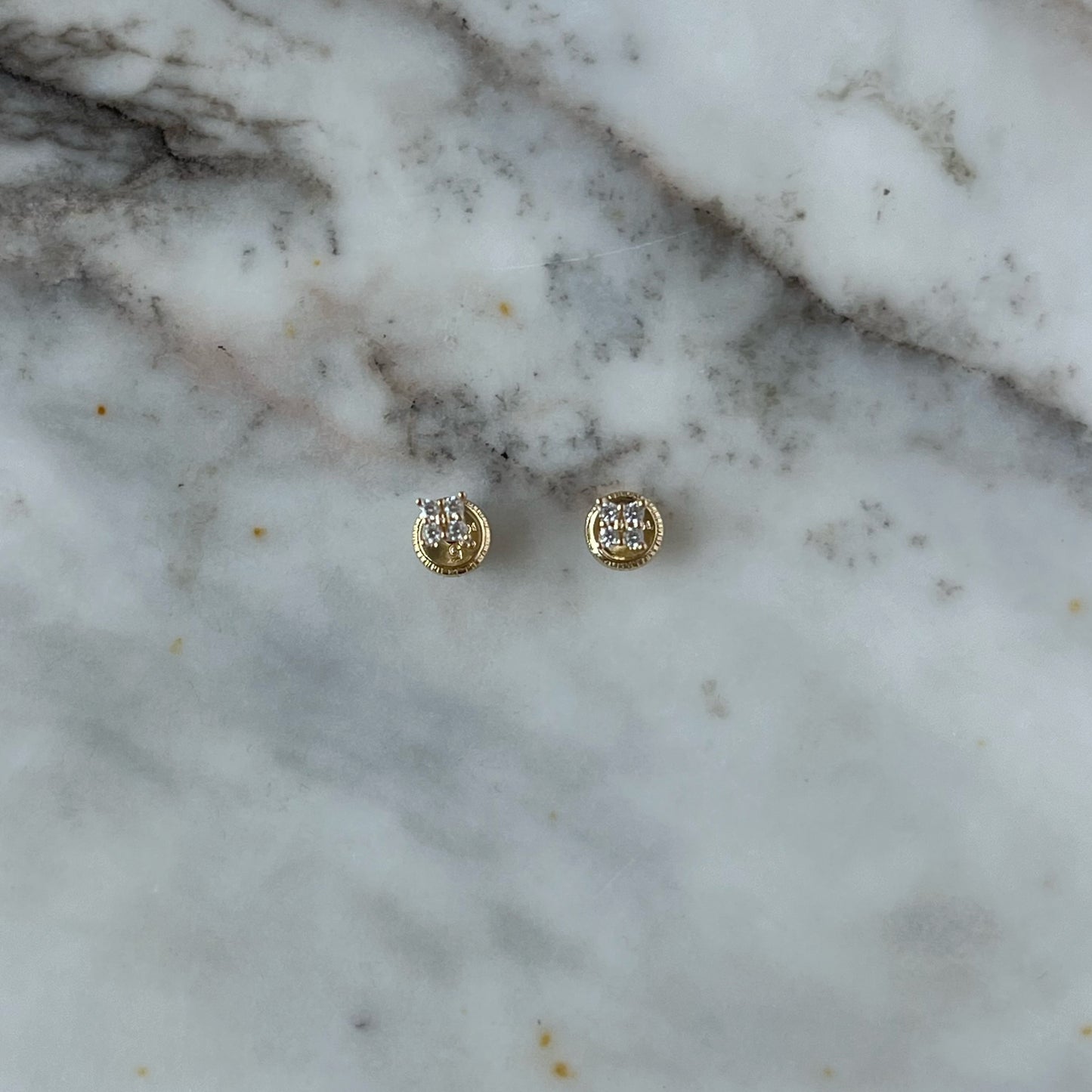 Aretes en oro amarillo 14K con mini florcita con circonita blanca y mini bolita de oro en el centro con tope rosca