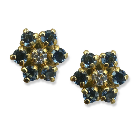 Aretes en oro amarillo 14k con flor de circonitas celestes de 6 petalos