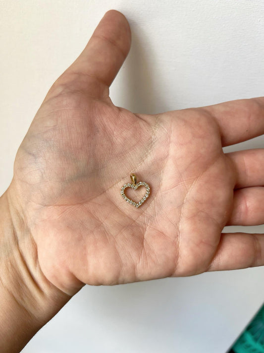 Dije de corazón delineado en oro rosa 14k y diamantes 0.25ctw