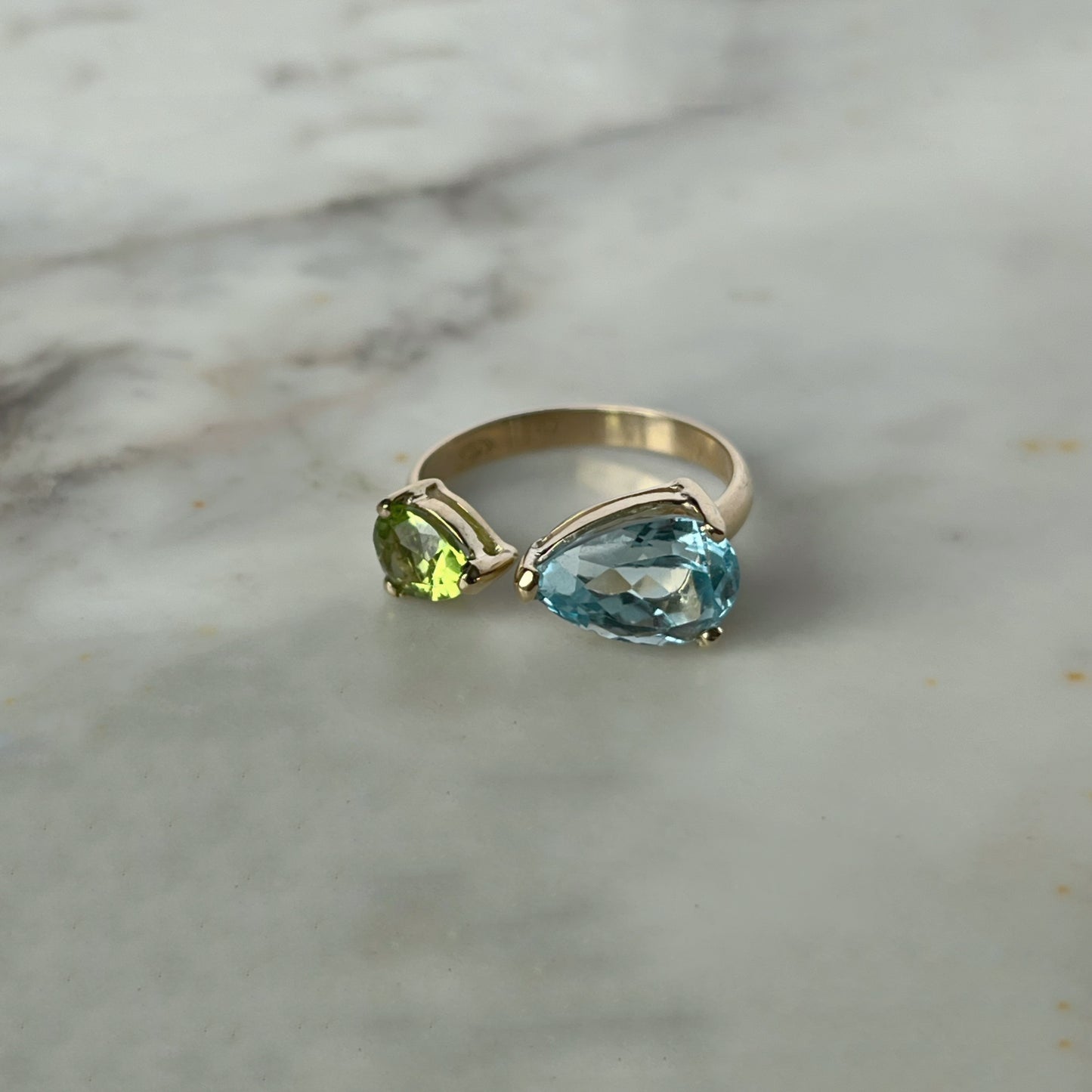 Anillo tu y yo en oro amarillo 14k con topacio azul y peridot