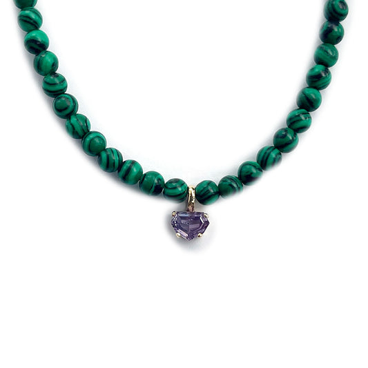 Collar con dije en oro amarillo 14k de zafiro lila con malaquitas y broche y cadena en goldfill