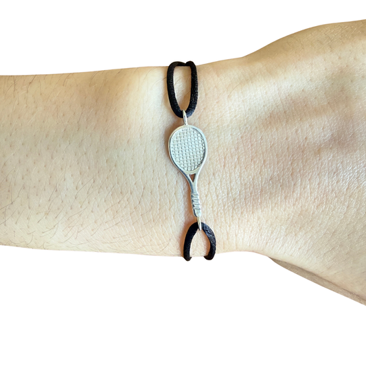 Pulsera de cordón negro con dije de plata de raqueta de tenis.