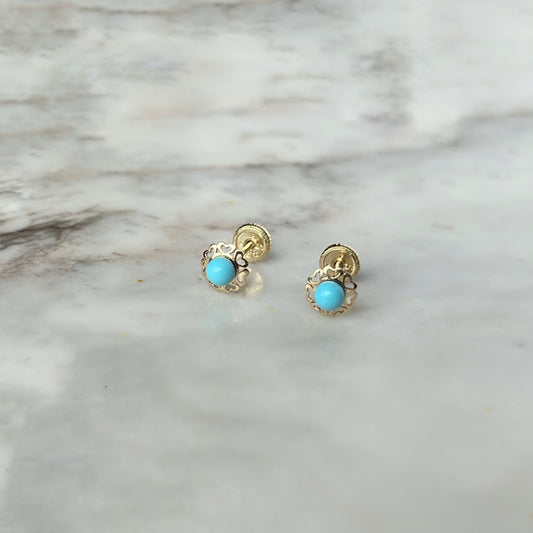 Aretes en oro amarillo 14k con turquesa y con borde de corazones con broche rosca