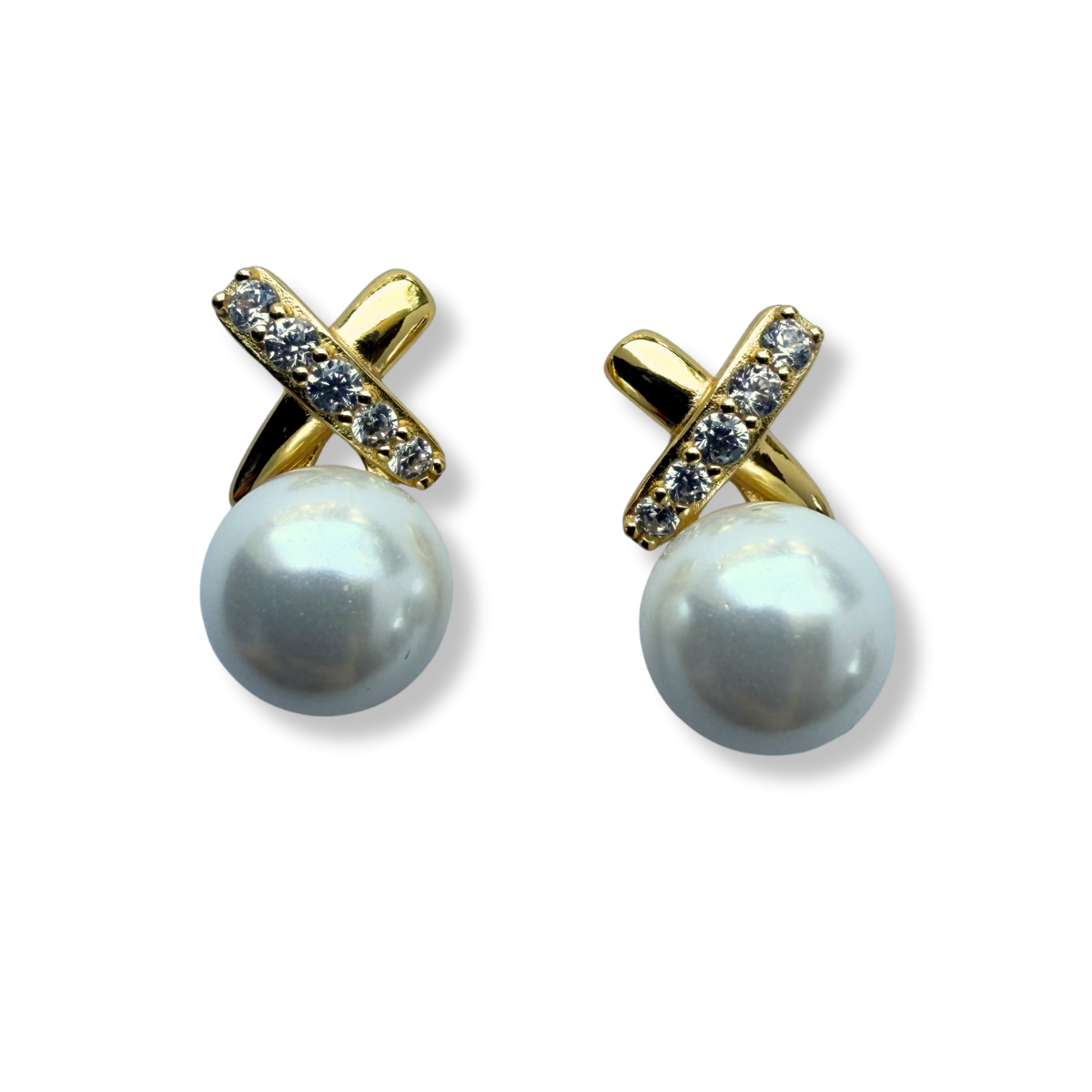 Aretes de plata con baño de oro amarillo con perla y una X arriba con línea de circonitas