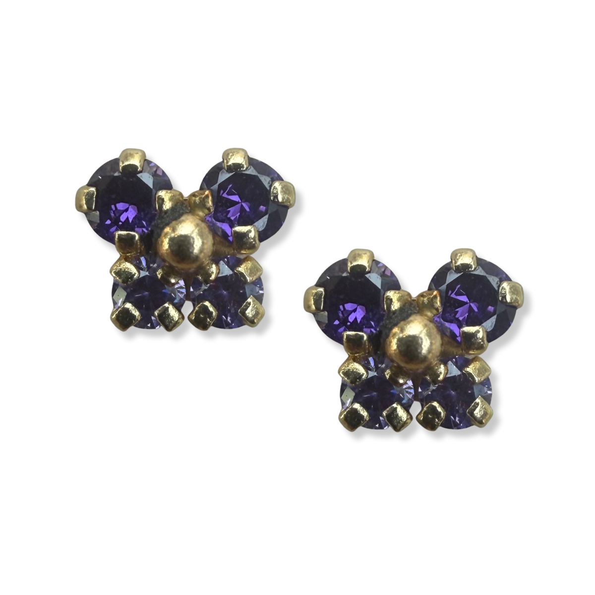 Aretes en oro amarillo 14K con mariposa con circonita morada con dos tonos y bolita de oro en el centro con tope rosca