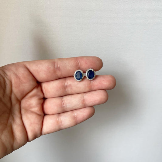 Aretes en oro blanco 10k con zafiro ovalado y halo de diamantes 0.25ctw