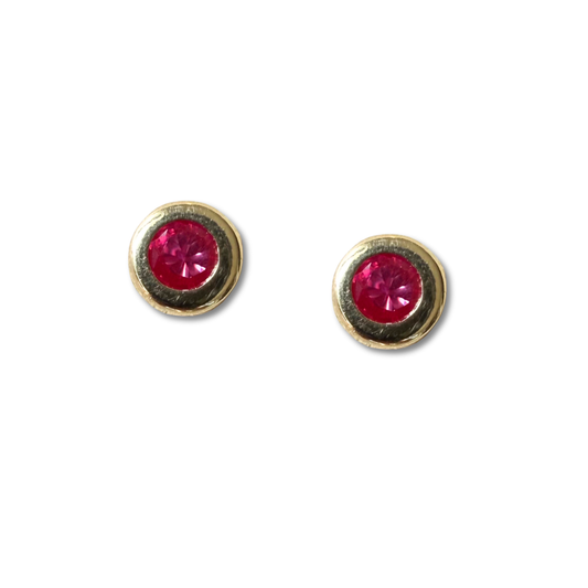 Aretes en oro amarillo 14k con circón fucsia biselado borde grueso con tope rosca