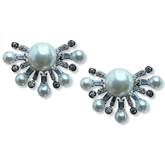 Aretes de plata con baño platino y media flor con perla en el centro y circonitas