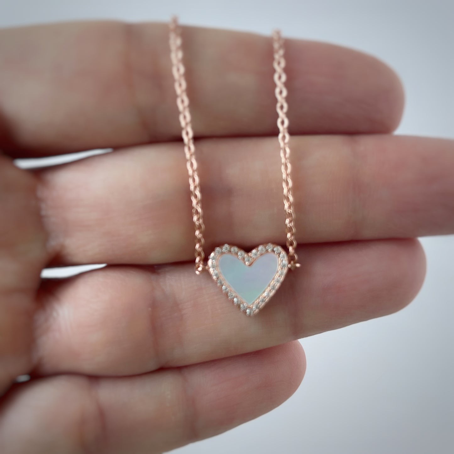 Collar de corazón de madre perla blanca con circonitas en plata con baño de oro rosa