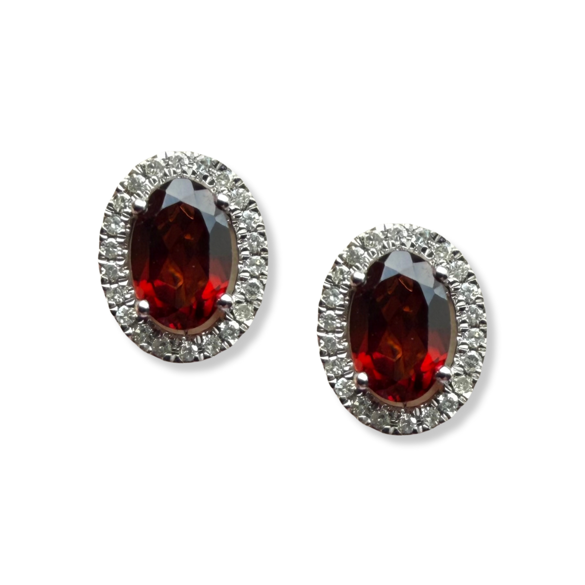 Aretes en oro blanco 10k con granates y halo de diamantes 0.15ctw