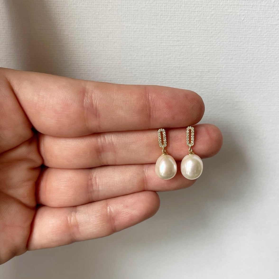 Aretes en oro amarillo 14k con diamantes 0.10ctw y perla colgante