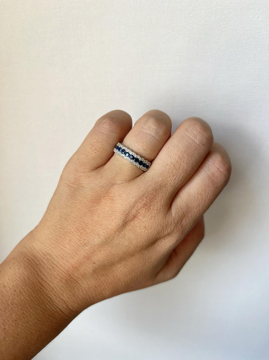 Anillo en oro blanco 14K con zafiros redondos y dos filas de diamantes 0.30ctw