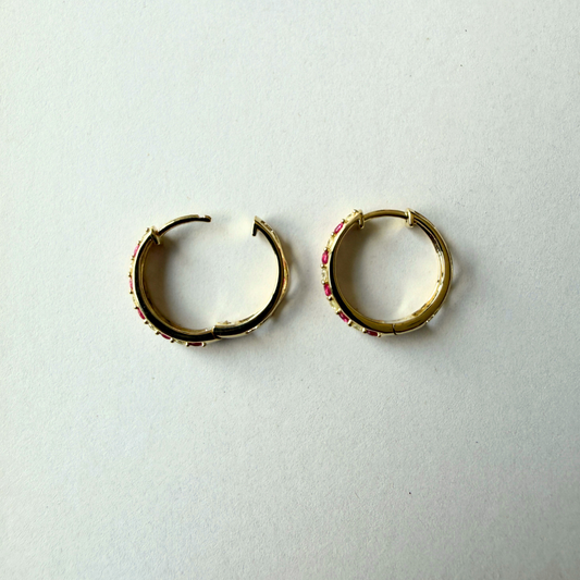 Huggies de oro amarillo 10k con rubíes y diamantes 0.15ctw