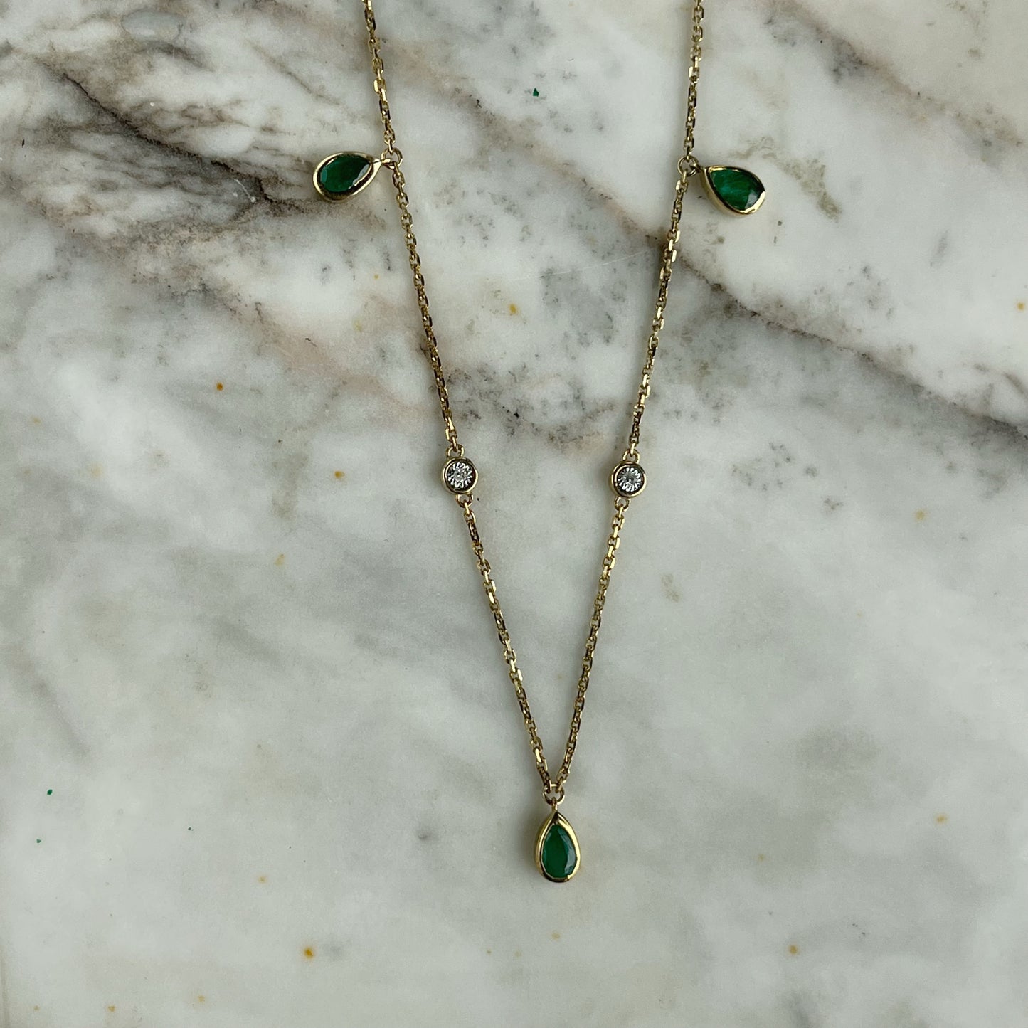 Collar de oro amarillo 10k con peras de esmeraldas colgantes y diamantes 0.02ctw