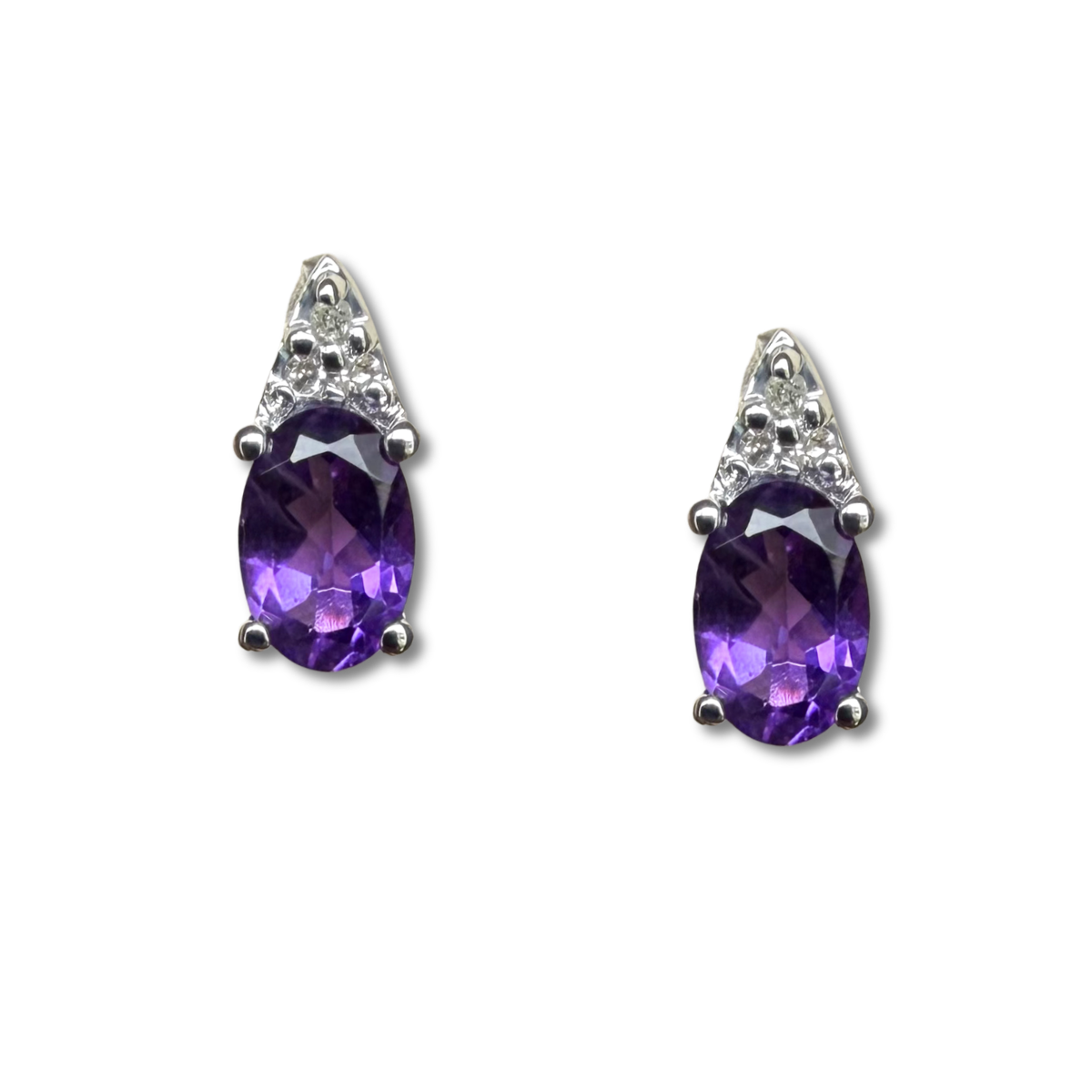 Aretes en oro blanco 10k con amatista ovalada y tres diamantes 0.03ctw