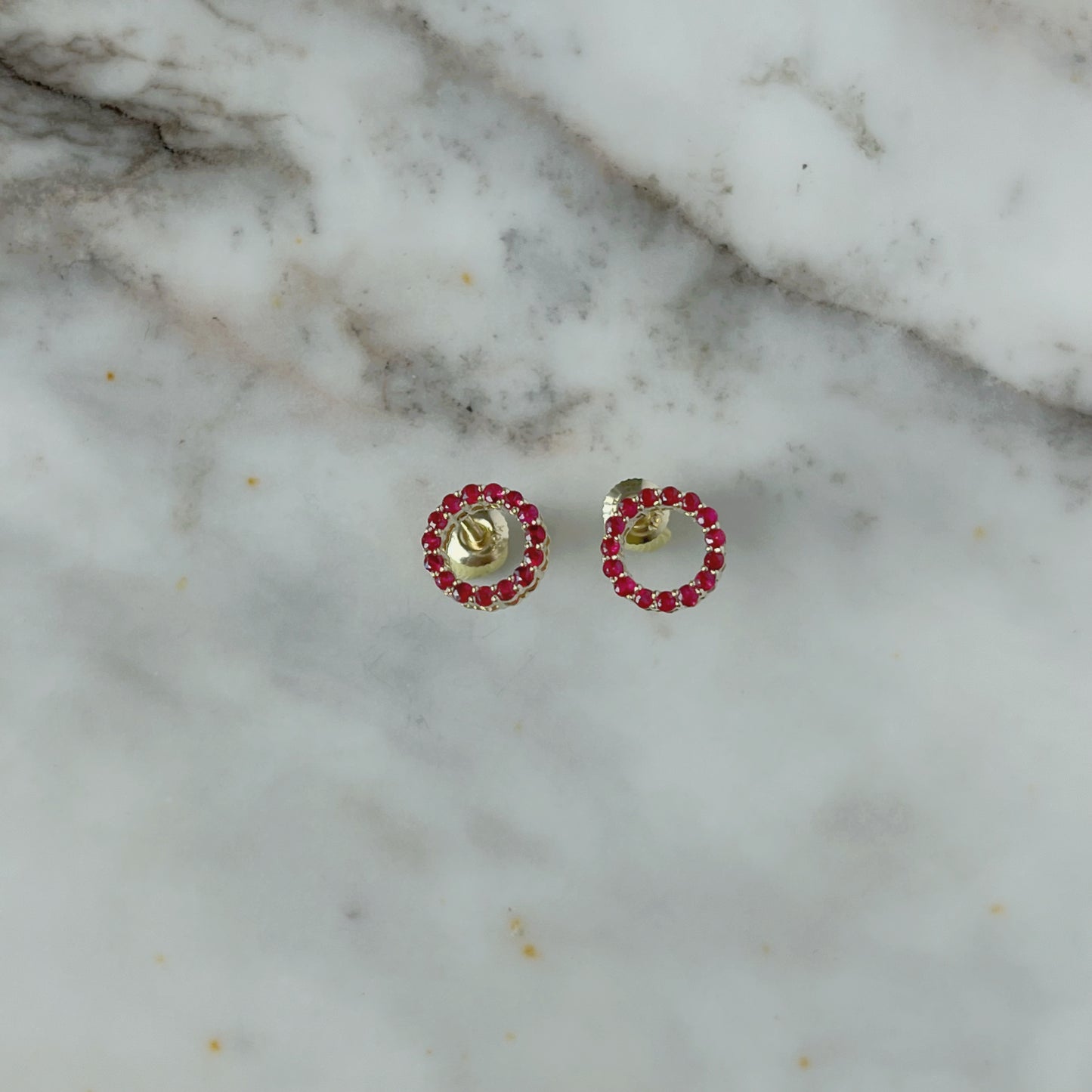 Aretes de círculos de rubíes en oro amarillo 10k con tope rosca