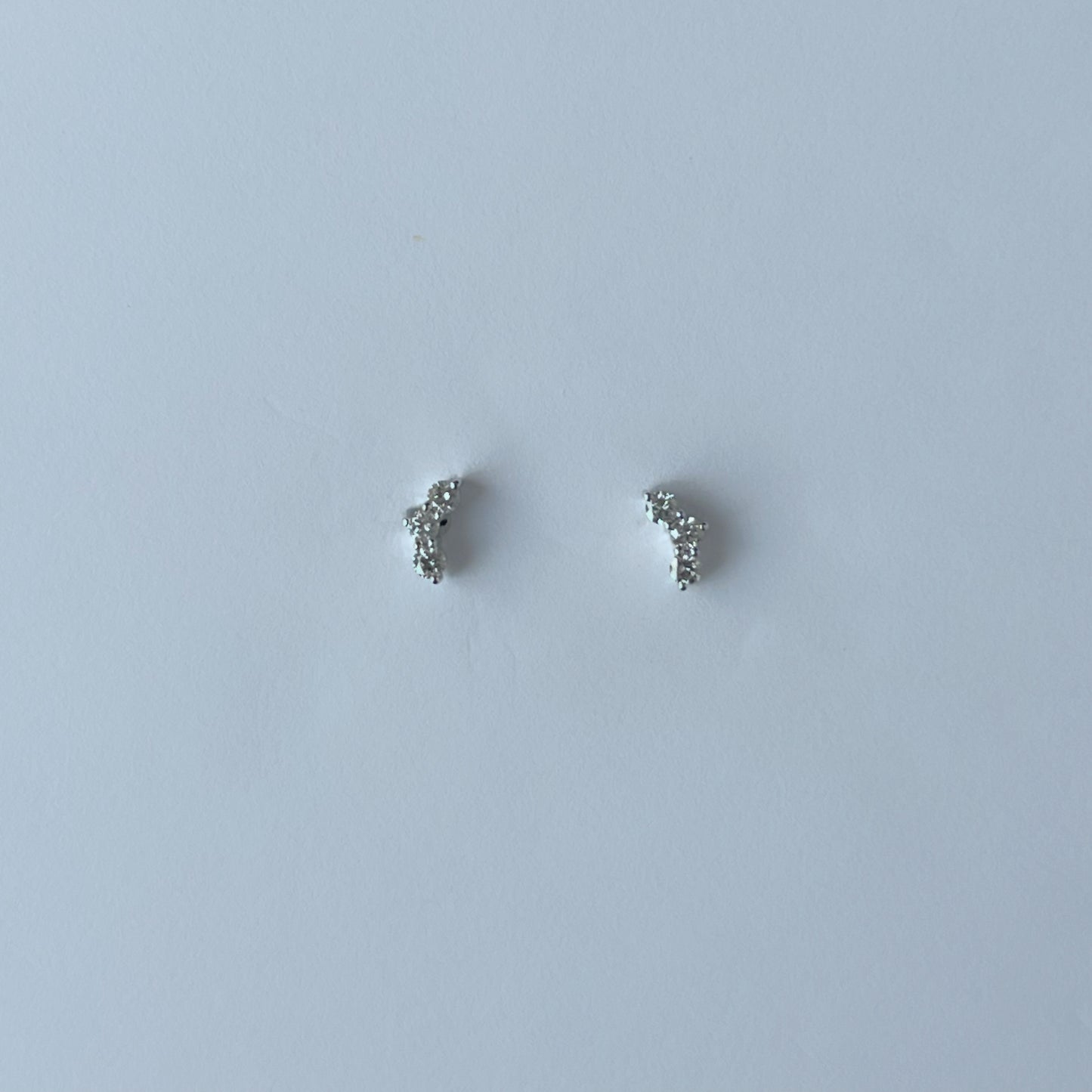 Aretes mini curva de diamantes 0.13ctw en oro blanco 14k con tope rosca