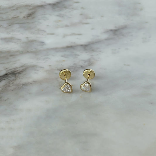 Aretes de oro amarillo de 18K con corazón biselado de circonita blanco con tope rosca