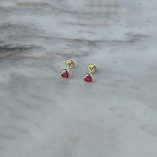 Aretes en oro amarillo 14k circonita roja de corazón con bisel con tope rosca