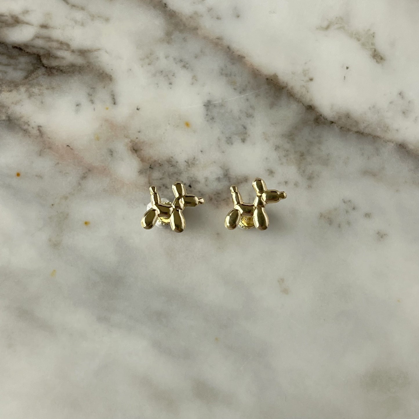 Aretes en oro amarillo de 14K con perritos con tope rosca