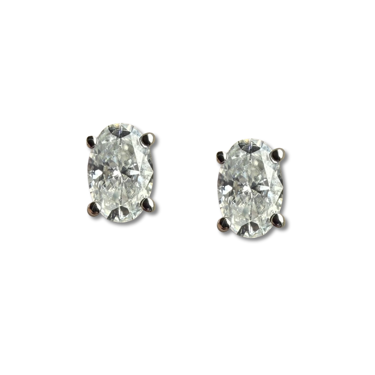 Aretes studs de moissanitas ovaladas 1ctw en plata