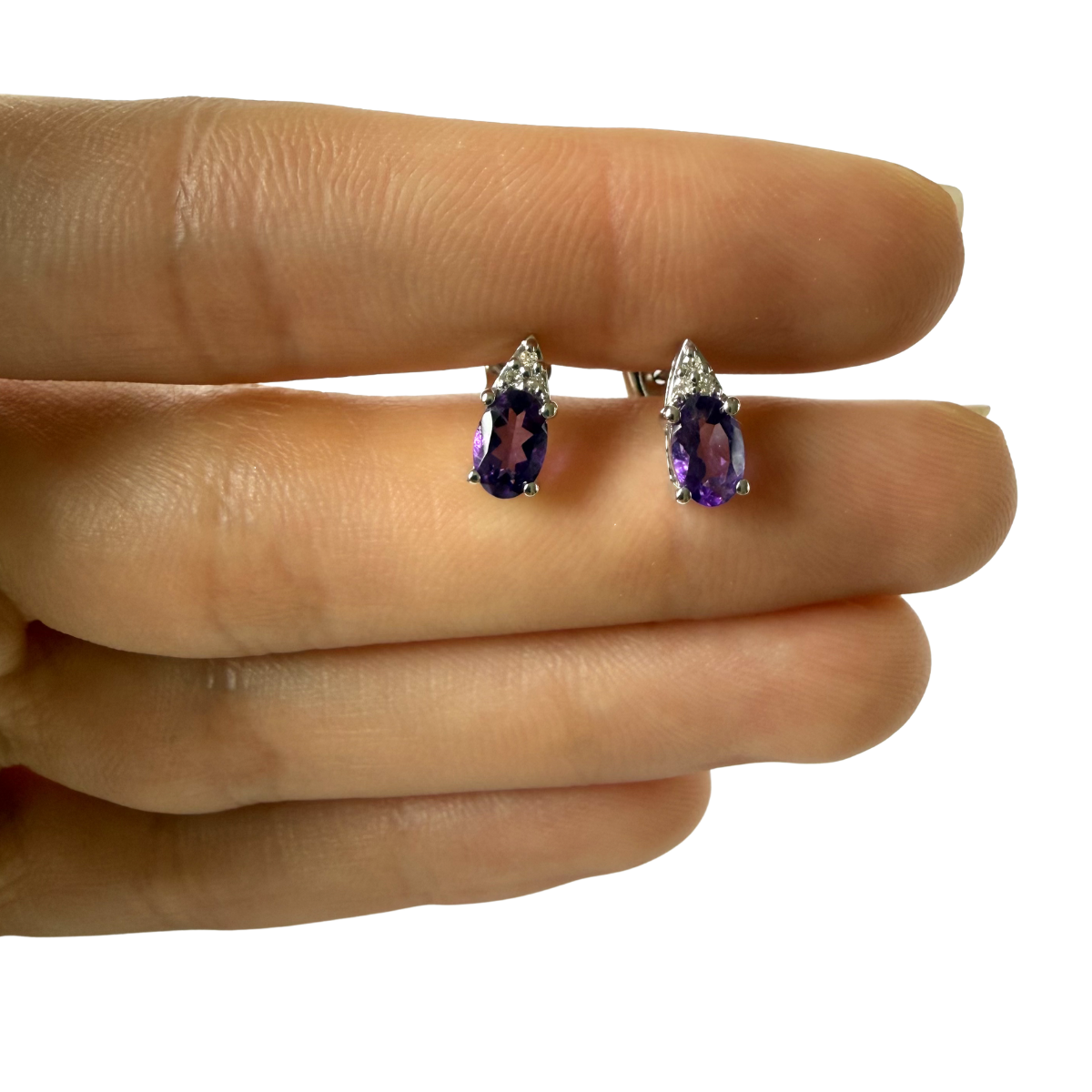 Aretes en oro blanco 10k con amatista ovalada y tres diamantes 0.03ctw