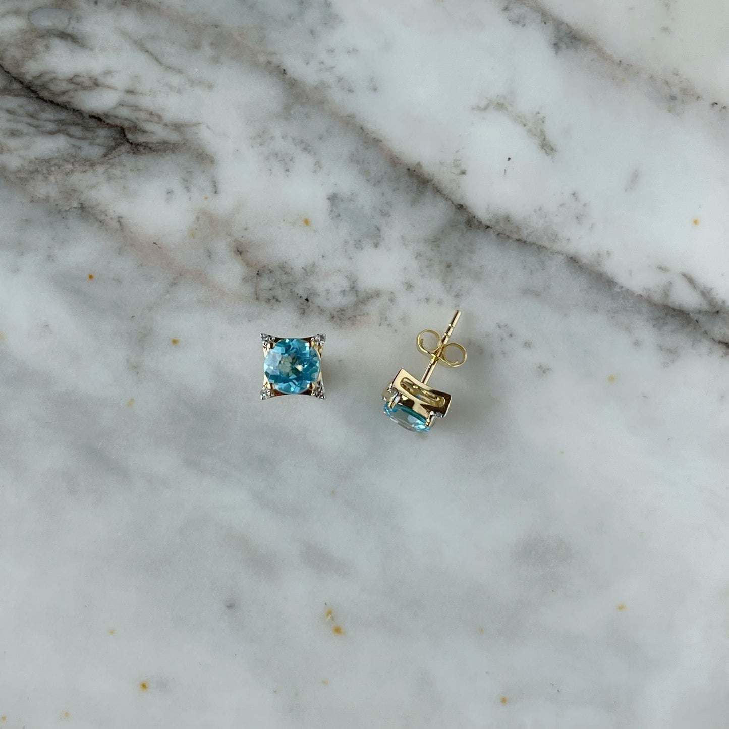 Aretes en oro amarillo 10k con topacio azul y diamantes