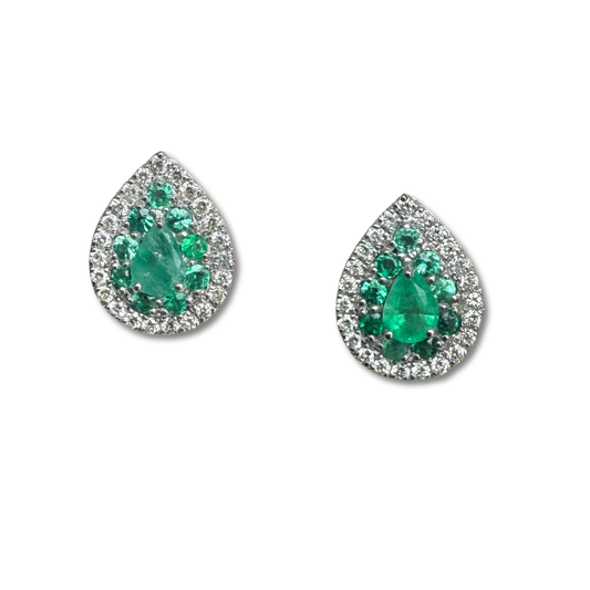Aretes en forma de gota en oro blanco 14K con esmeraldas 0.43ctw y diamantes 0.20ctw