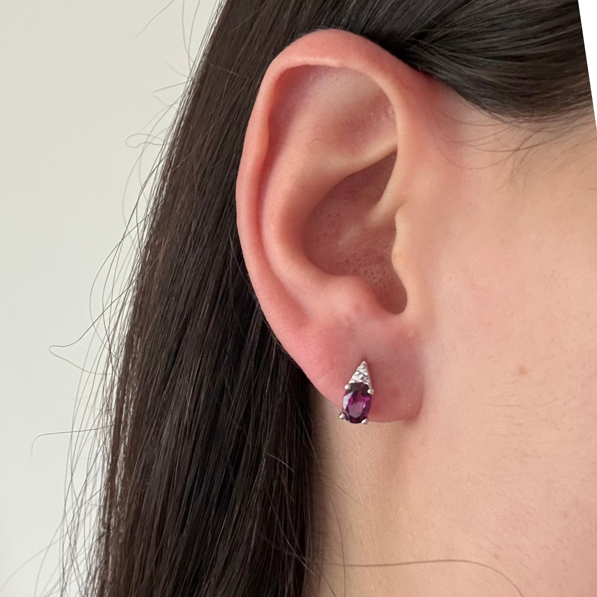 Aretes en oro blanco 10k con amatista ovalada y tres diamantes 0.03ctw