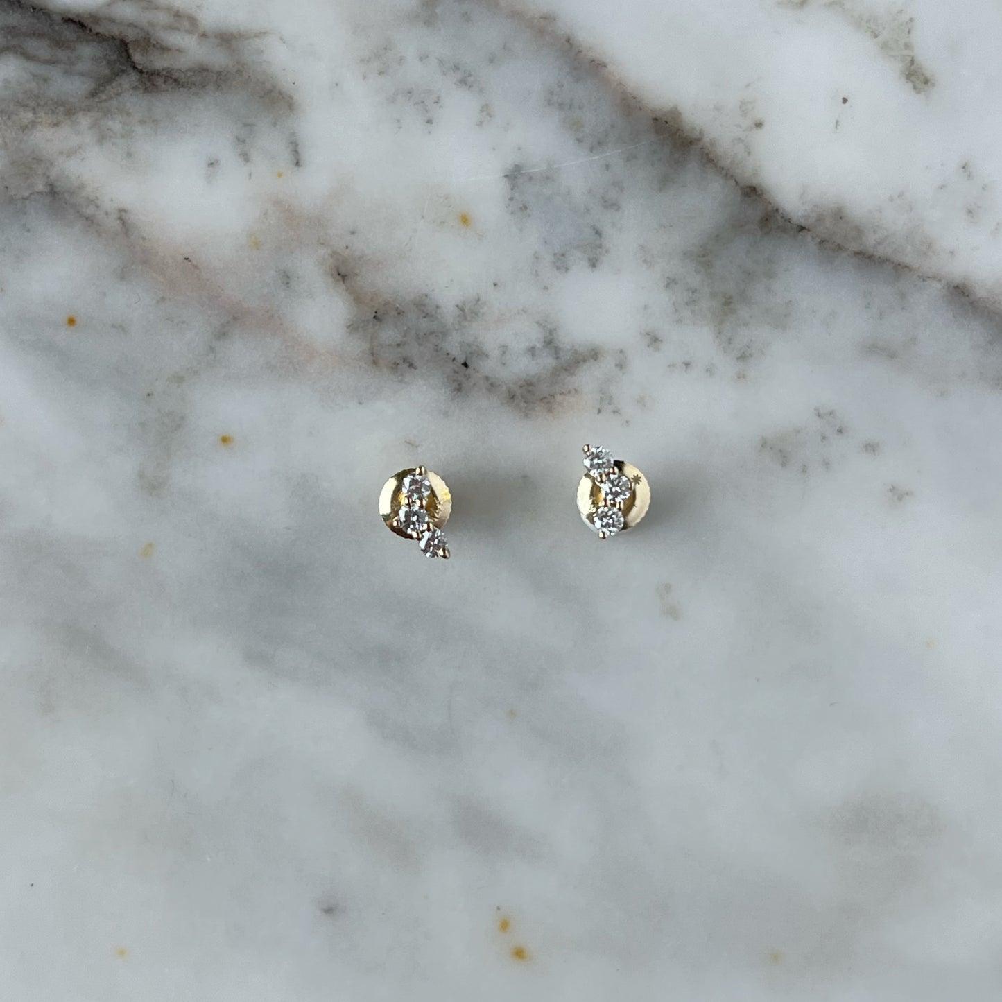 Aretes mini curva de diamantes 0.13ctw en oro amarillo 14k con tope rosca