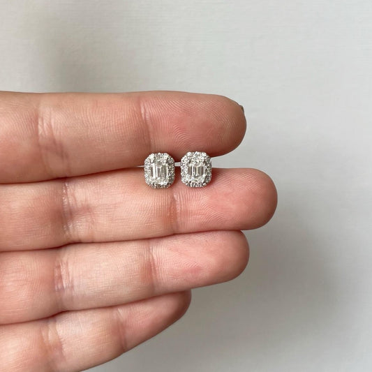 Aretes en oro blanco 10k con diamante corte esmeralda y halo de diamantes de laboratorio 1ctw