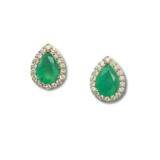 Aretes en oro amarillo 10K con esmeralda corte pera y halo de diamantes 0.30ctw