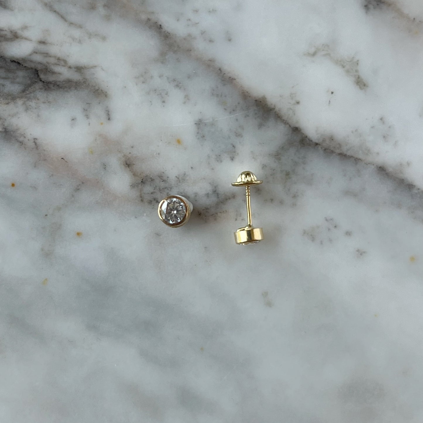 Aretes en oro amarillo 18K con circonita biselada con tope rosca