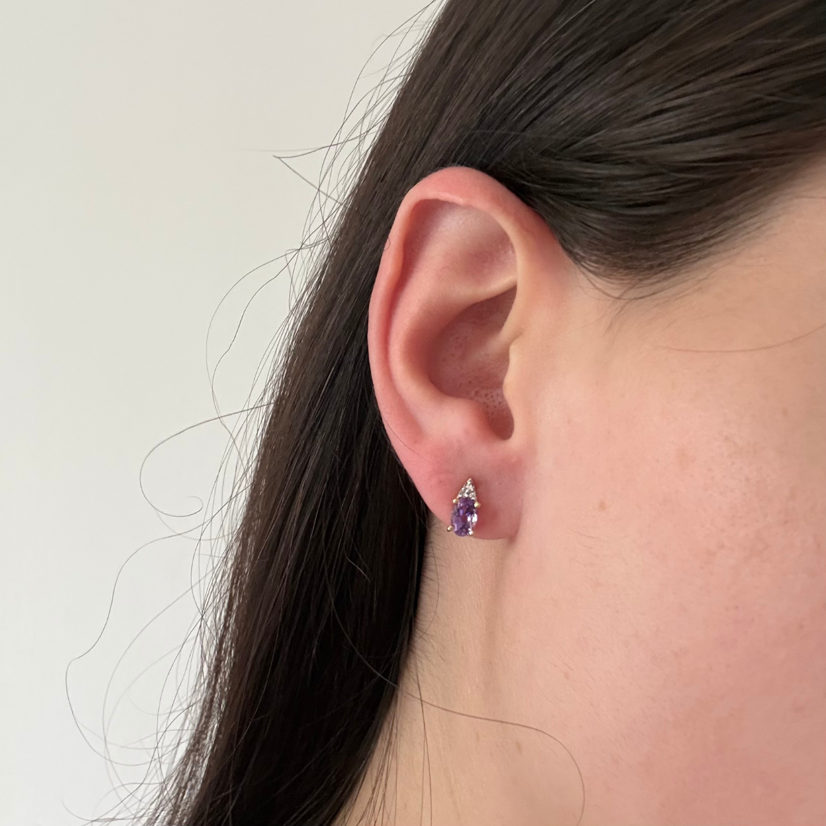 Aretes en oro amarillo 10k con amatista ovalada y tres diamantes 0.03ctw