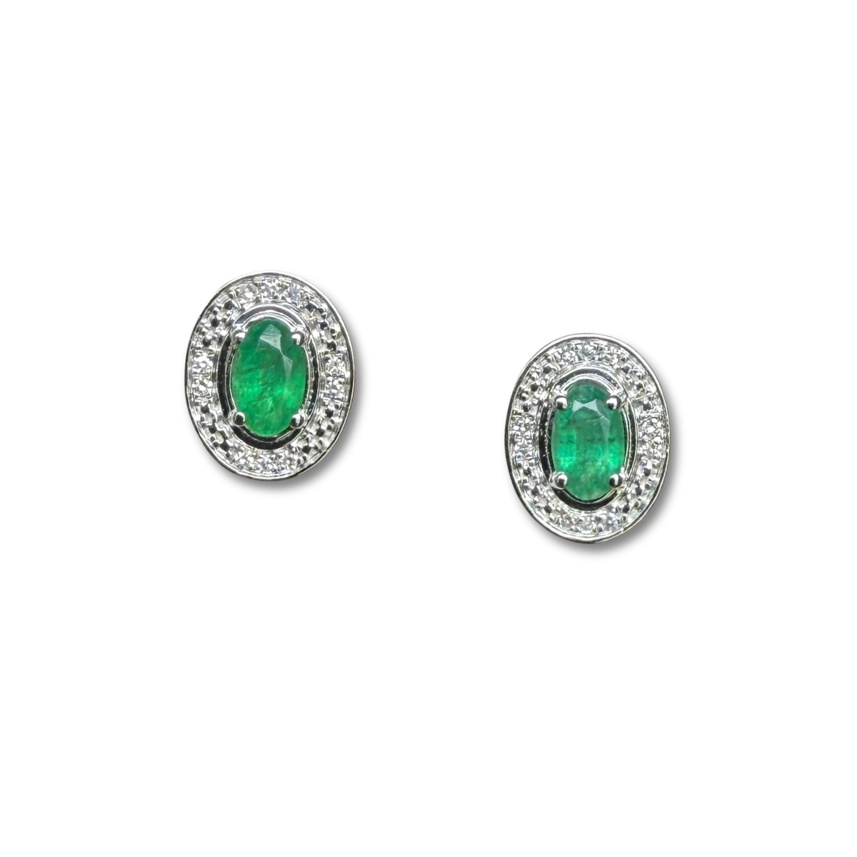 Aretes en oro blanco 10K con esmeralda ovalada y halo de diamantes 0.05ctw