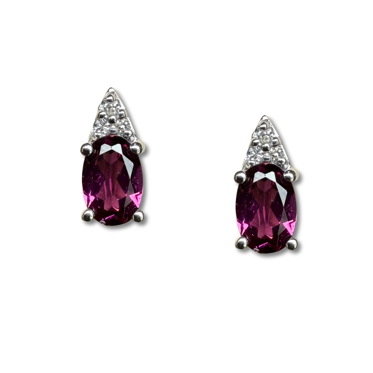 Aretes en oro blanco 10k con granate ovalado y tres diamantes 0.03ctw