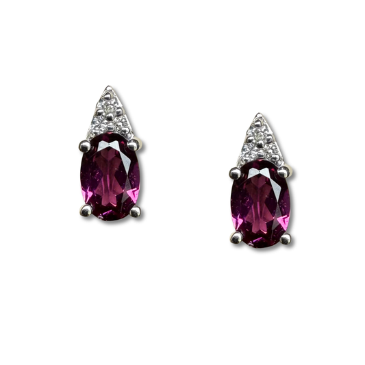 Aretes en oro blanco 10k con granate ovalado y tres diamantes 0.03ctw