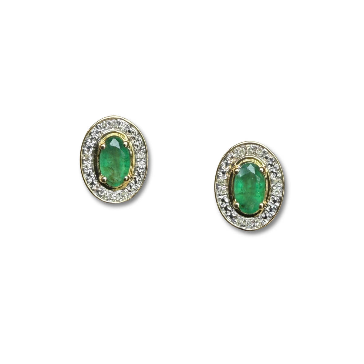 Aretes en oro amarillo 10K con esmeralda ovalada y halo de diamantes 0.05ctw