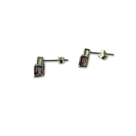 Aretes en oro blanco 10k con granate ovalado y tres diamantes 0.03ctw